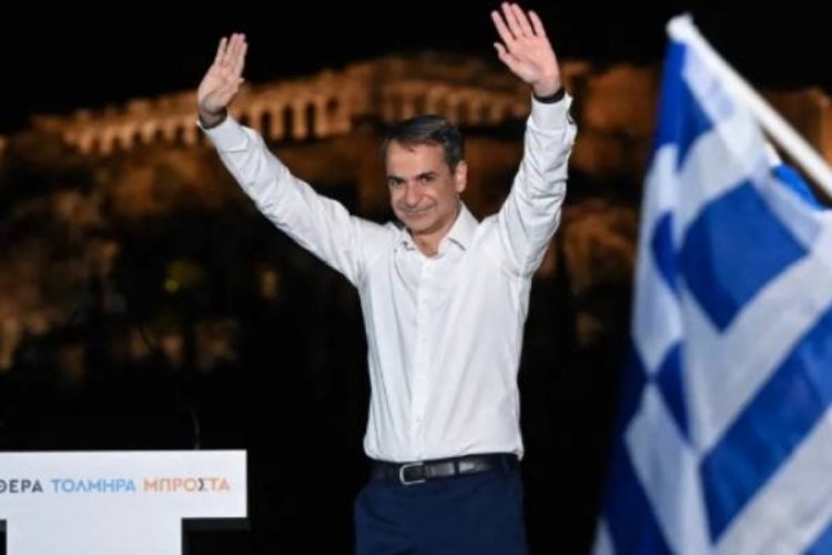 Yunanistan'da Mi&ccedil;otakis kazandı