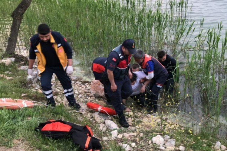 Bilecik'te g&ouml;lete atlayarak intihara teşebb&uuml;s eden 42 yaşındaki şahıs kurtarıldı