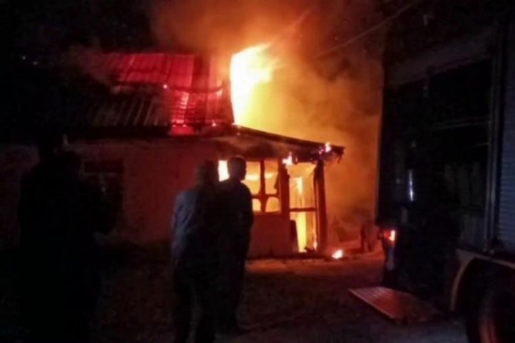 Sakarya'da tek katlı ev yangından k&uuml;le d&ouml;nd&uuml;
