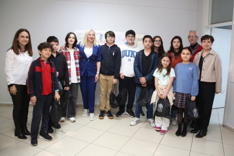 Bursa'da Karikat&uuml;r At&ouml;lyesi'nin &ouml;ğrencilerinden 13 &ouml;d&uuml;l