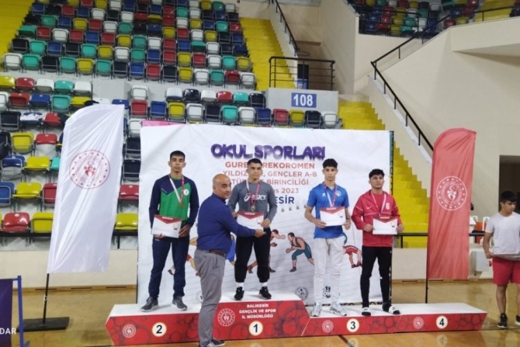 Bursa'da Muhammed Ak&ccedil;ağır g&uuml;reşte T&uuml;rkiye 3.s&uuml; oldu