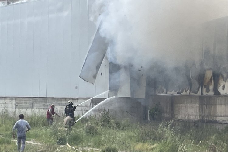 İstanbul'da mobilya fabrikasındaki yangın s&ouml;nd&uuml;r&uuml;ld&uuml;