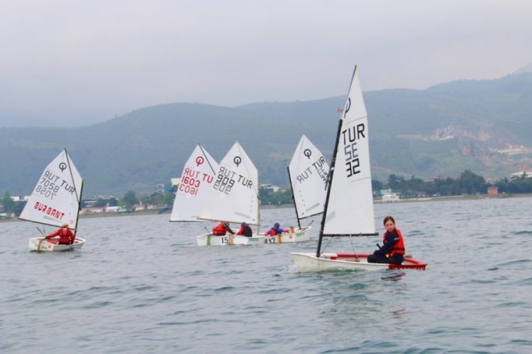 Bursa İznik'te yelken yarışlarında minikler kıyasıya m&uuml;cadele sergilediler
