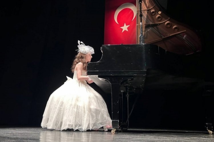 Nil&uuml;fer'de &ouml;ğrencilerin performansı ayakta alkışlandı