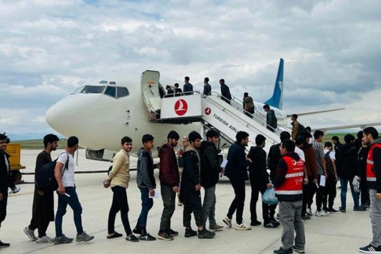 Ağrı'da 136 Afganistanlı ka&ccedil;ak g&ouml;&ccedil;men &uuml;lkelerine g&ouml;nderildi