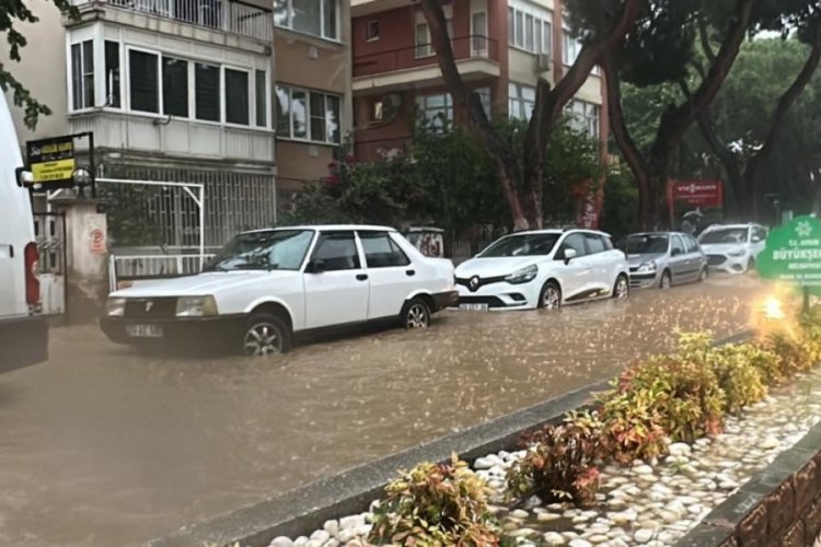 Aydın'da sağanak hayatı fel&ccedil; etti