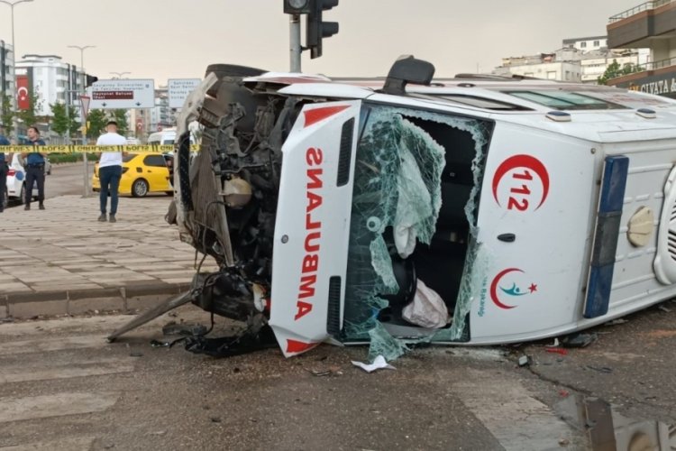 Gaziantep'te ambulans devrildi