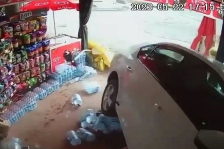 Sakarya'da kontrolden &ccedil;ıkan otomobil markete daldı