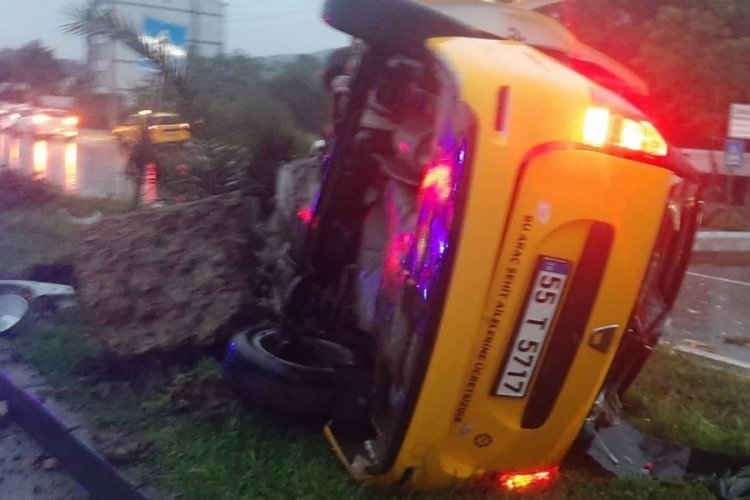 Samsun'da ticari taksi direğe &ccedil;arptı