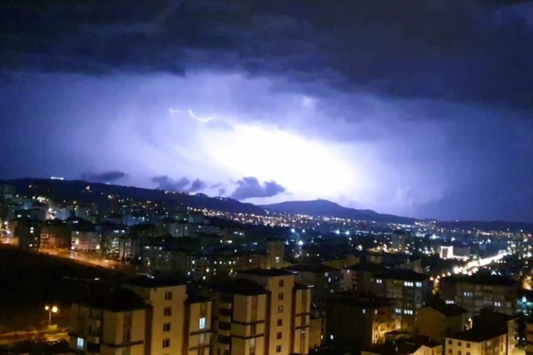 Elazığ'da geceyi şimşekler aydınlattı