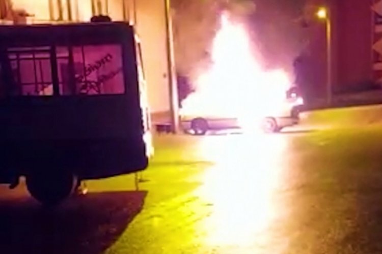 Kırıkkale'de park halindeki otomobil alevlere teslim oldu