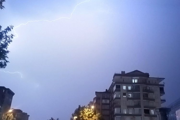 Konya'da şimşekler g&ouml;ky&uuml;z&uuml;n&uuml; aydınlattı