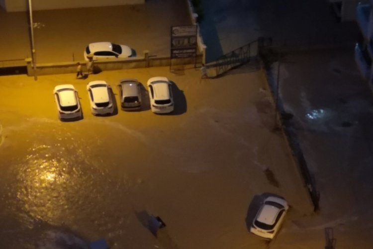 Mersin'de yağmur etkili oldu, onlarca ara&ccedil; sular i&ccedil;inde kaldı
