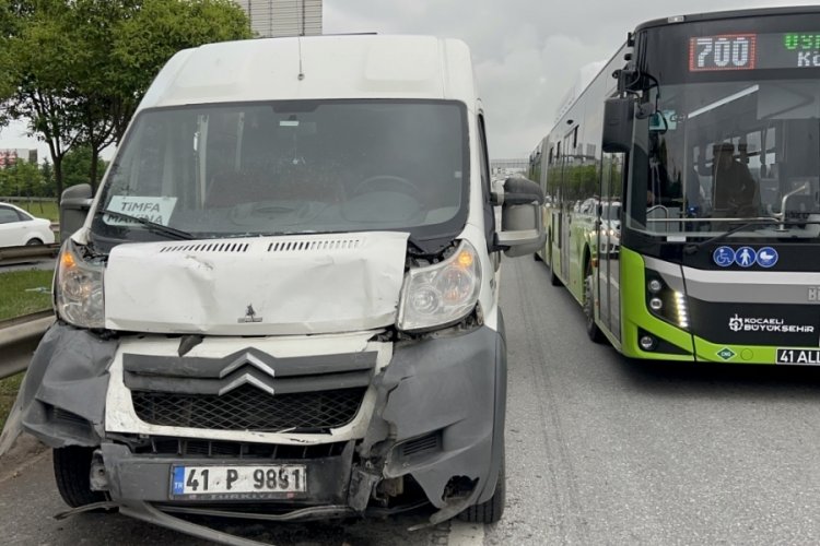 Kocaeli'de iki servis aracının karıştığı kazada 4 kişi yaralandı