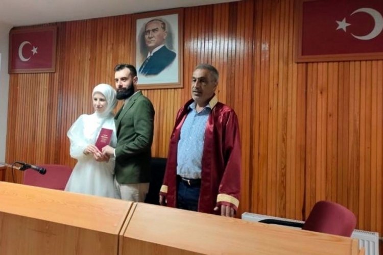 Mudanya M&uuml;ft&uuml;s&uuml; &Ouml;zler resmi nikah kıymaya yetişemiyor