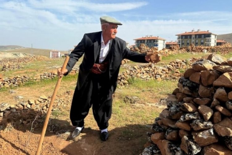 Elazığ'da İsmail dede 300 ton taş toplayarak araziyi ağa&ccedil;landırdı