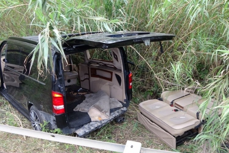 Antalya'da VİP ara&ccedil; yoldan &ccedil;ıktı, 4 turist yaralandı