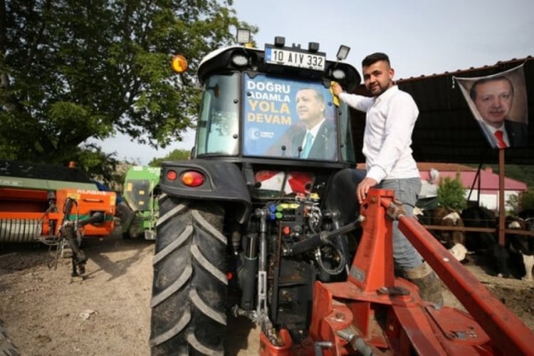 Balıkesirli &ccedil;ift&ccedil;i Erdoğan'a teşekk&uuml;r etmek i&ccedil;in trakt&ouml;r&uuml;yle yola &ccedil;ıktı
