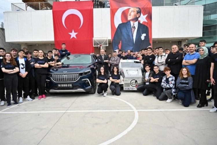 Bursalı otomotiv &ouml;ğrencileri Togg'a hayran kaldı