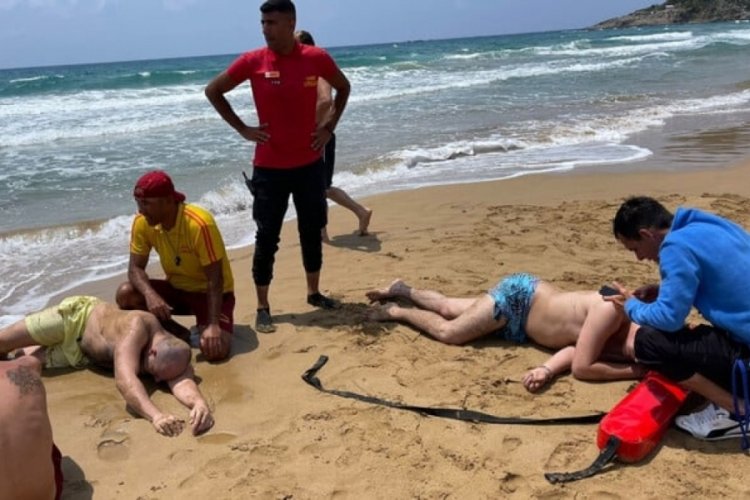 Antalya'da tatilciler uyarılara uymadı: Boğulma tehlikesi atlattılar