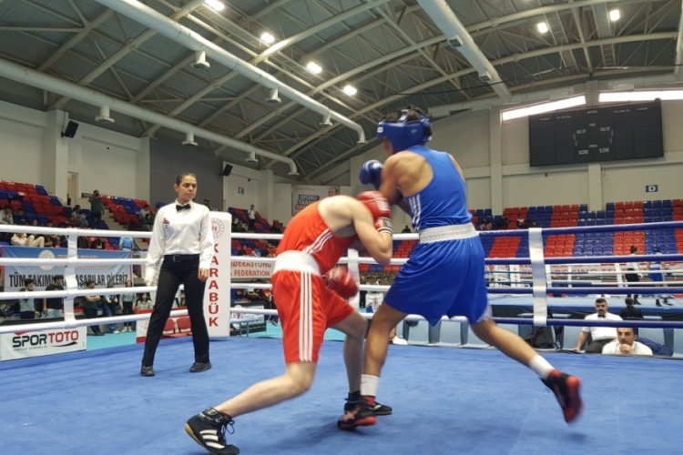 Gen&ccedil;ler A T&uuml;rkiye Boks Şampiyonası Karab&uuml;k'te devam ediyor