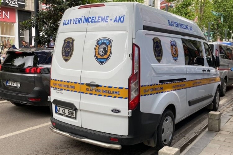 Apartman g&ouml;revlisi, su basan dairede &ouml;l&uuml; bulundu