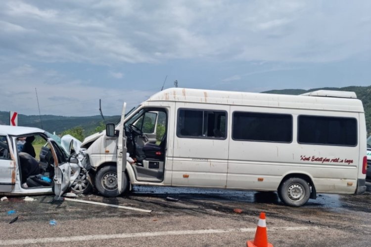Tokat'ta &ouml;ğrenci servisi, otomobil ile &ccedil;arpıştı: 1 &ouml;l&uuml;, 11 yaralı