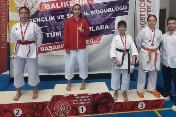 Edremitli karateciler yıldız gibi parladı
