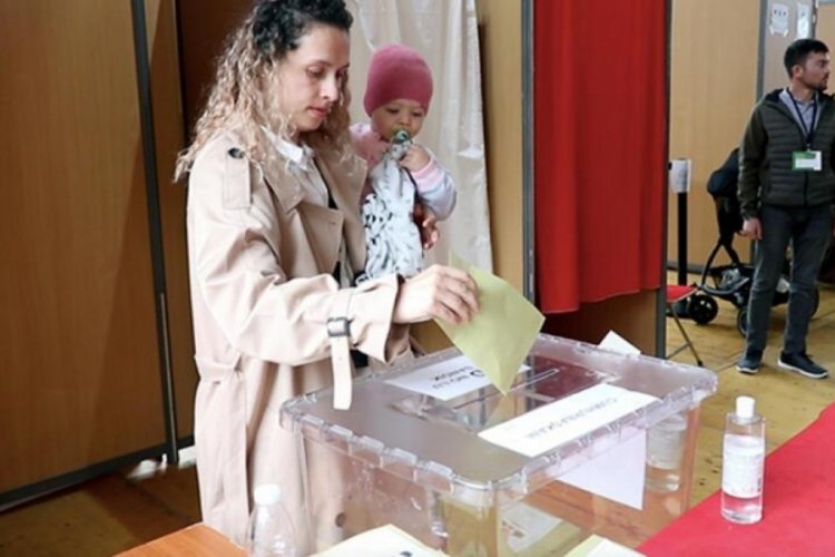 Fransa'da T&uuml;rk se&ccedil;menler oy vermeye devam ediyor
