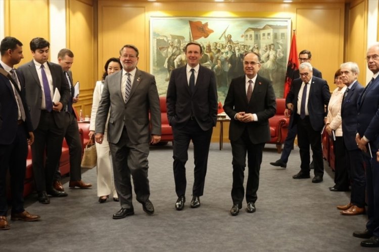 Arnavutluk Cumhurbaşkanı Begaj, ABD'li senat&ouml;rler ile bir araya geldi