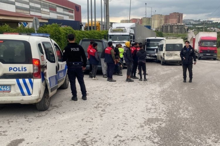Kocaeli'nde iki iş&ccedil;i servisi kafa kafaya &ccedil;arpıştı: &Ccedil;ok sayıda yaralı var