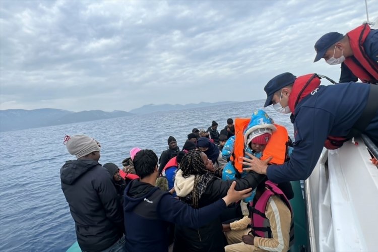 Muğla'nın Bodrum a&ccedil;ıklarında 30 d&uuml;zensiz g&ouml;&ccedil;men kurtarıldı