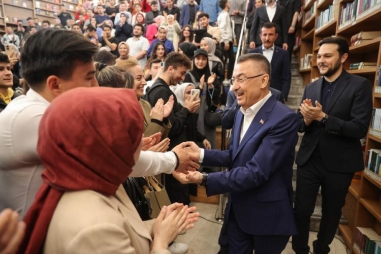 Fuat Oktay, Başkent Millet Bah&ccedil;esi'nde gen&ccedil;lerle bir araya geldi