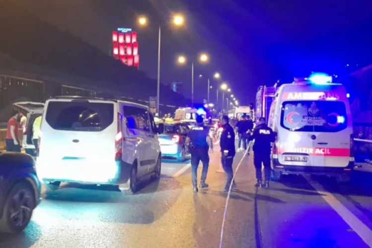 İstanbul E-5'te otomobil belediye iş&ccedil;ilerinin arasında daldı: 4 &ouml;l&uuml;