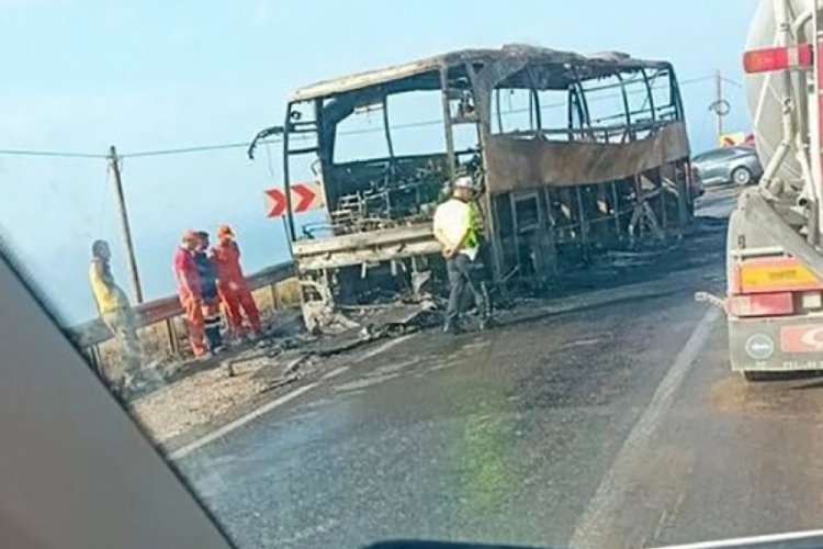 22 yolcusu bulunan otob&uuml;s alev aldı