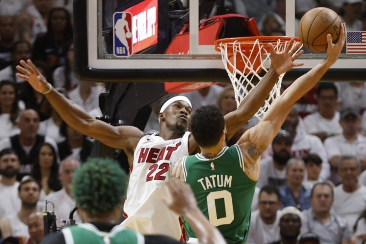 Boston Celtics, serideki ilk galibiyetini aldı