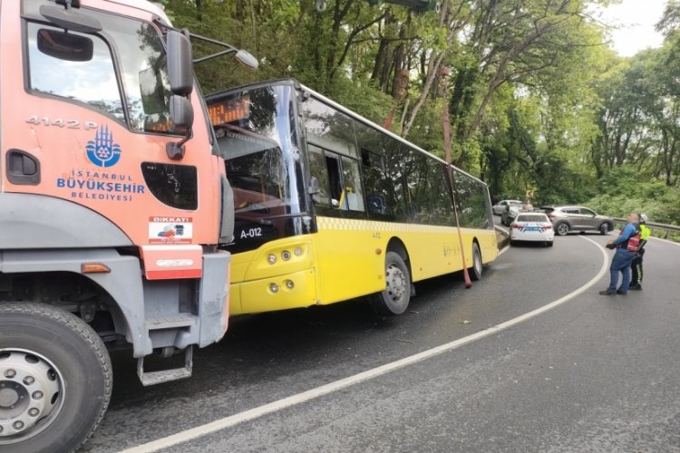 Yolcu bulunan İETT otob&uuml;s&uuml; kaza yaptı