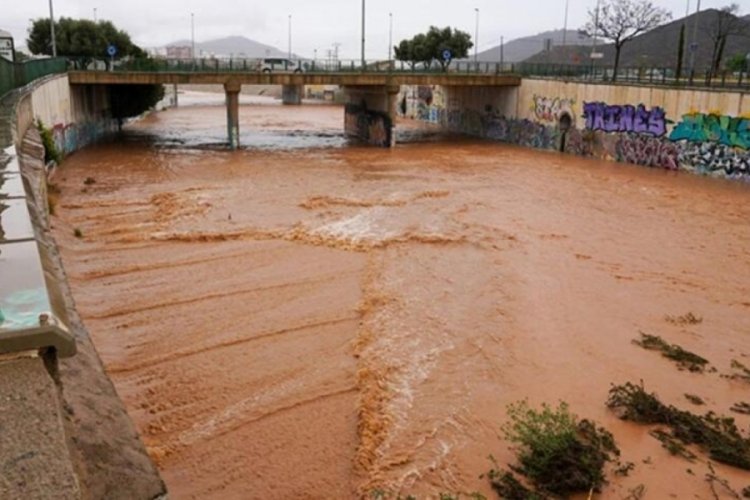 İspanya'da sel felaketi: Okullar tatil edildi