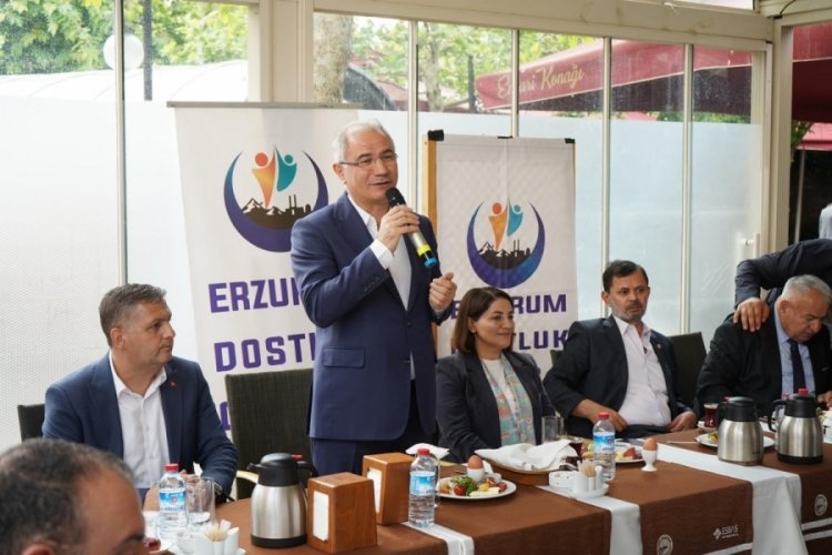 Efkan &Acirc;l&acirc; Erzurumlu Kanaat &Ouml;nderleri ve Sivil Toplum Kuruluşlarının temsilcileri ile bir arada