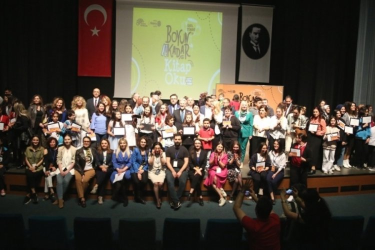 Bursa'da "Boyun Kadar Kitap Oku" etkinliğinde 54 bin 946 kitap okundu