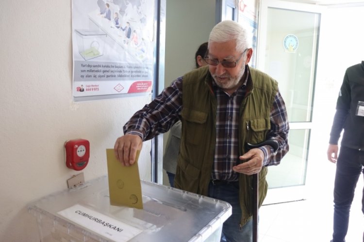 Havaalanında 2. tur i&ccedil;in oy kullanımı devam ediyor
