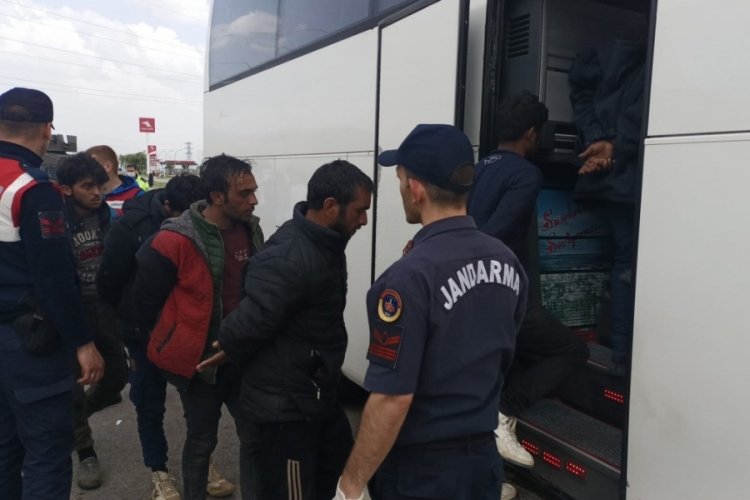 Sivas'ta tırın dorsesinden 134 ka&ccedil;ak g&ouml;&ccedil;men &ccedil;ıktı