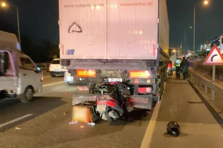 Kocaeli'nde motosiklet tıra ok gibi saplandı: 1 &ouml;l&uuml;