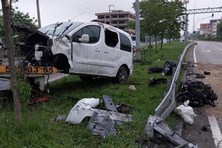 Samsunda otomobil bariyere &ccedil;arparak takla attı!