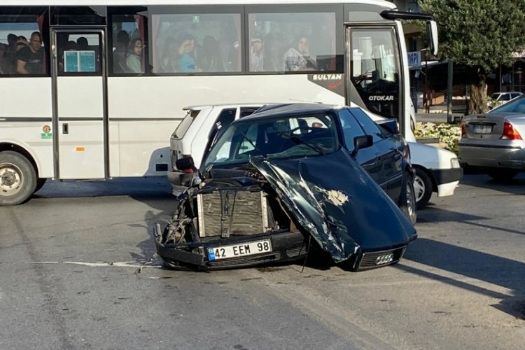 Antalya'da minib&uuml;s ile otomobil &ccedil;arpıştı: Yaralılar var