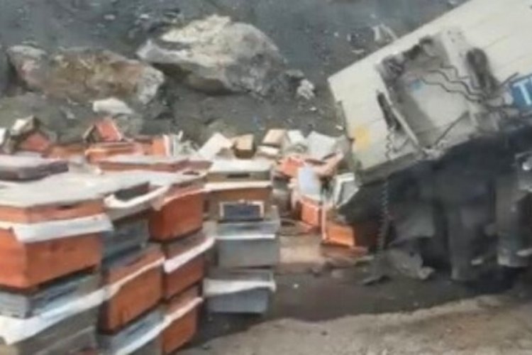 Erzincan'da arı kovanı y&uuml;kl&uuml; tır kaza yaptı: 3 yaralı