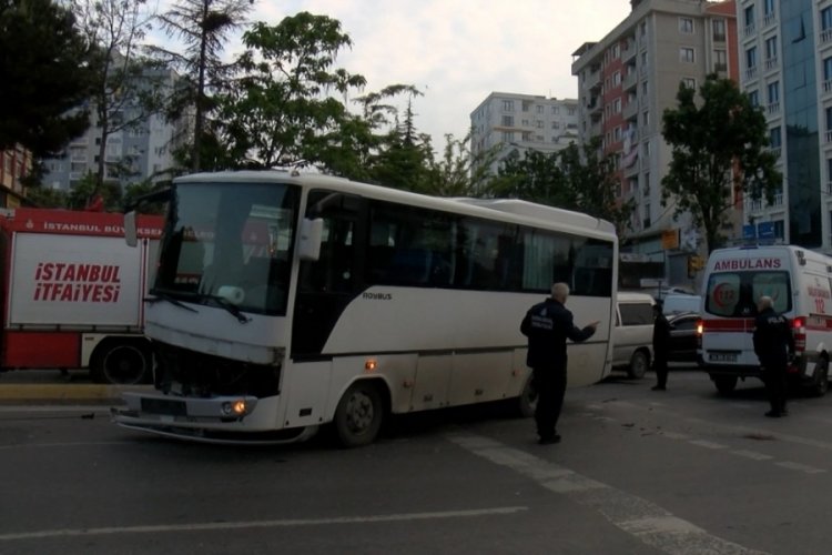 İstanbul'da minib&uuml;sler &ccedil;arpıştı: 2 kişi yaralandı
