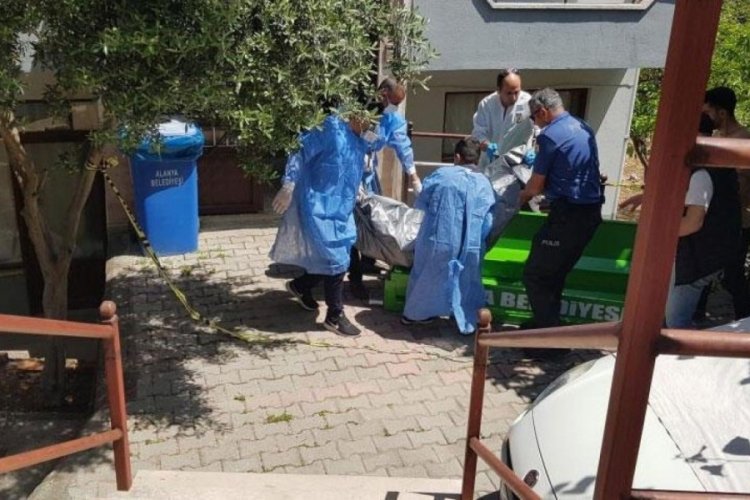 &Ccedil;arşafa sarılmış cesedi elbise dolabından &ccedil;ıktı!