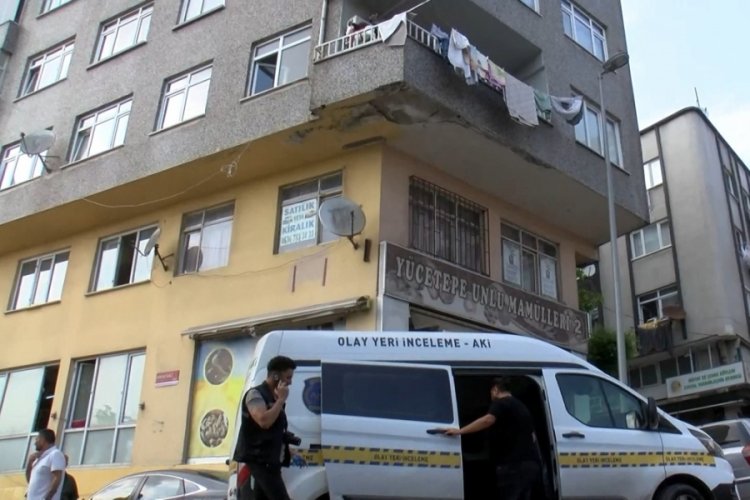 İstanbul'da 2 yaşındaki &ccedil;ocuk otomobilin &uuml;zerine d&uuml;şt&uuml;