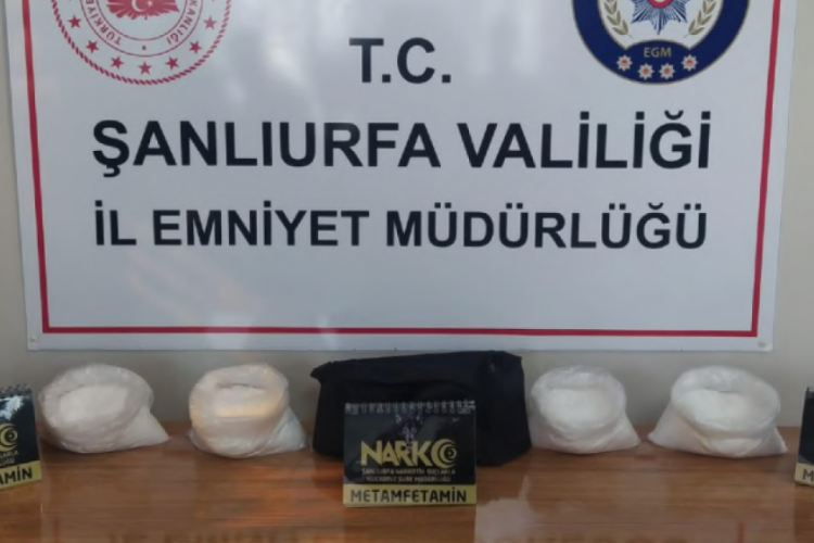 Şanlıurfa'da durdurulan ara&ccedil;ta metamfetamin ele ge&ccedil;irildi